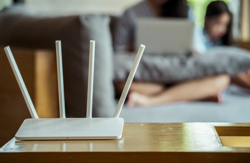 closeup of a wireless router on living room at home Router profesional para redes WiFi de alto rendimiento en hoteles