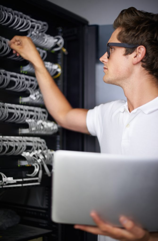 tecnologia-de-la-informacion-de-la-sala-de-servidores-y-hombre-con-computadora-portatil-comprobando-la-conectividad-y-el-trabajo-nocturno-sistema-de-ciberseguridad-red-o-persona-para-el-centro