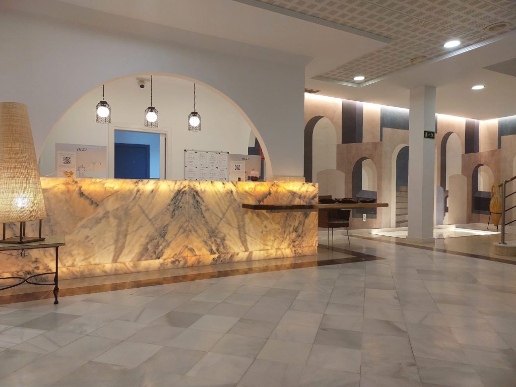 Recepción moderna del Hotel El Puntazo en Mojácar, caso de éxito de Indafibra